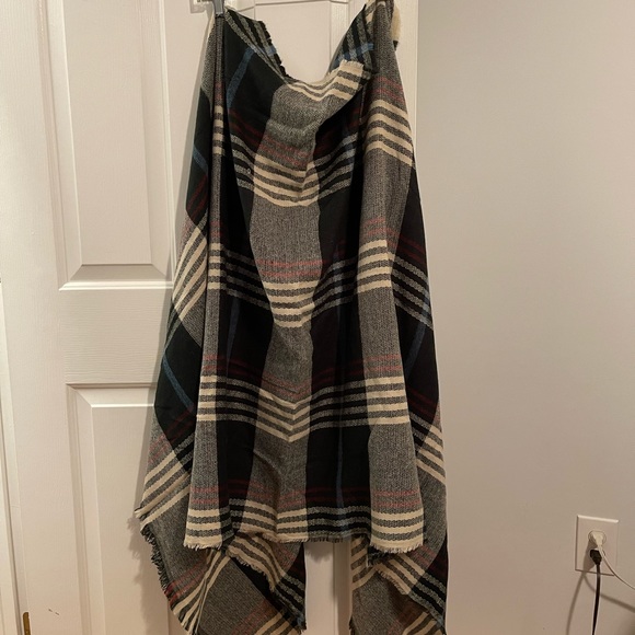 Women’s scarf/shawl. One size. Gently worn. - Picture 3 of 5